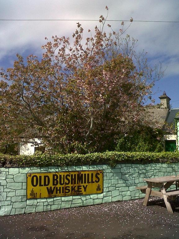 Causeway Tavern Bed & Breakfast Bushmills Exterior foto